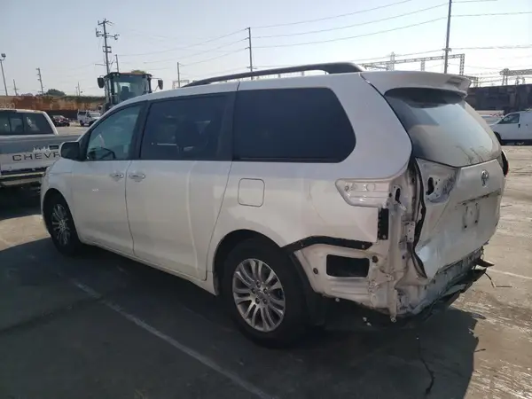 5TDYZ3DC8HS829812 2017 TOYOTA SIENNA - Image 2