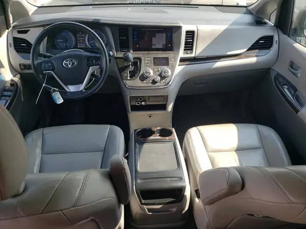 5TDYZ3DC8HS829812 2017 TOYOTA SIENNA - Image 8