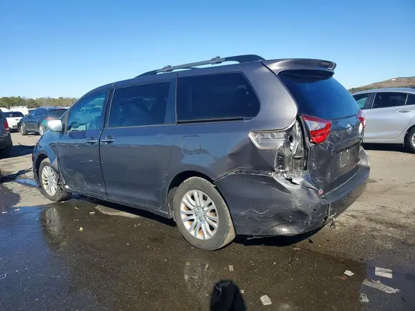 5TDYZ3DC8HS830457 2017 TOYOTA SIENNA - Image 2