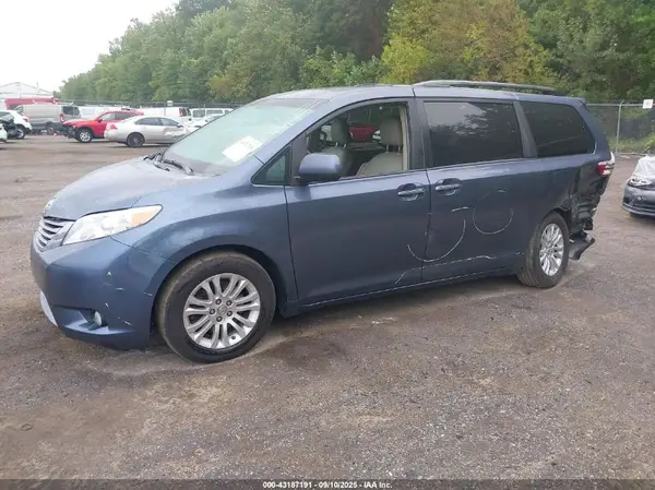 5TDYZ3DC8HS836596 2017 TOYOTA SIENNA - Image 2