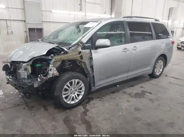 5TDYZ3DC8HS837859 2017 TOYOTA SIENNA - Image 2