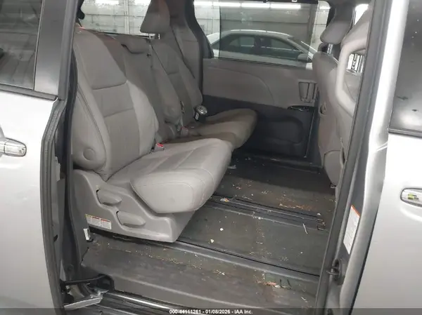 5TDYZ3DC8HS837859 2017 TOYOTA SIENNA - Image 8