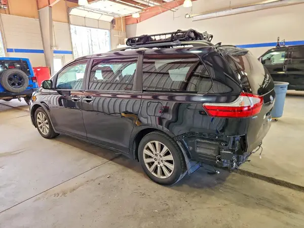 5TDYZ3DC8HS839756 2017 TOYOTA SIENNA - Image 2