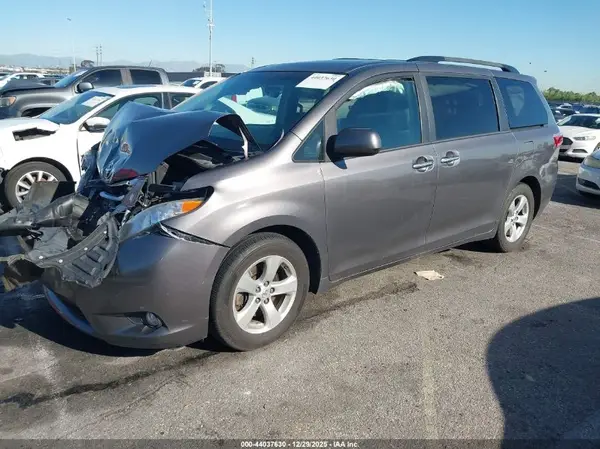 5TDYZ3DC8HS842219 2017 TOYOTA SIENNA - Image 2