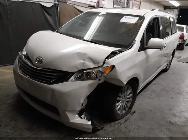 5TDYZ3DC8HS844083 2017 TOYOTA SIENNA - Image 2
