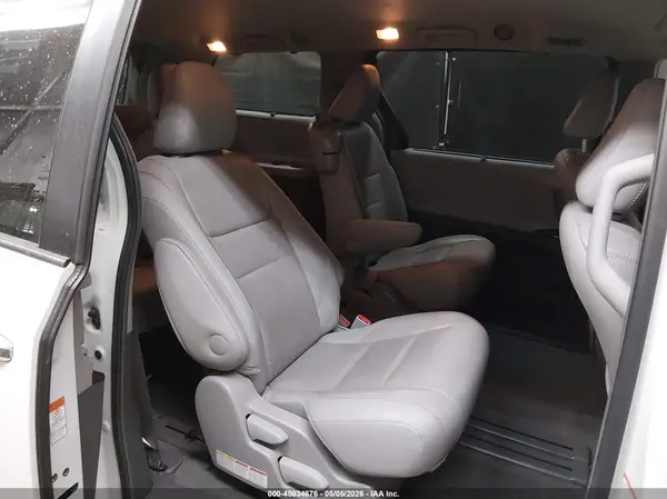 5TDYZ3DC8HS844083 2017 TOYOTA SIENNA - Image 8