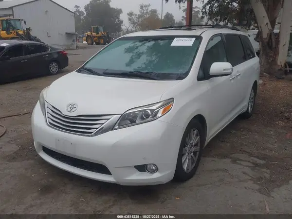 5TDYZ3DC8HS844648 2017 TOYOTA SIENNA - Image 2