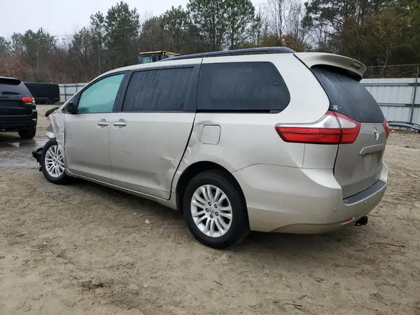 5TDYZ3DC8HS847002 2017 TOYOTA SIENNA - Image 2