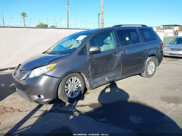 5TDYZ3DC8HS848201 2017 TOYOTA SIENNA - Image 2