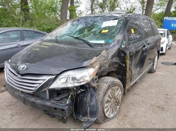 5TDYZ3DC8HS849395 2017 TOYOTA SIENNA - Image 2