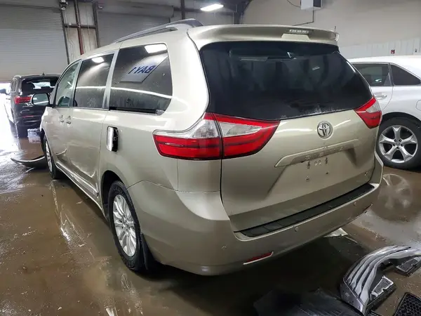 5TDYZ3DC8HS850885 2017 TOYOTA SIENNA - Image 2