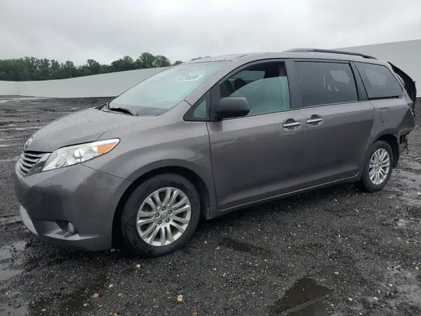 5TDYZ3DC8HS852880 2017 TOYOTA SIENNA - Image 1