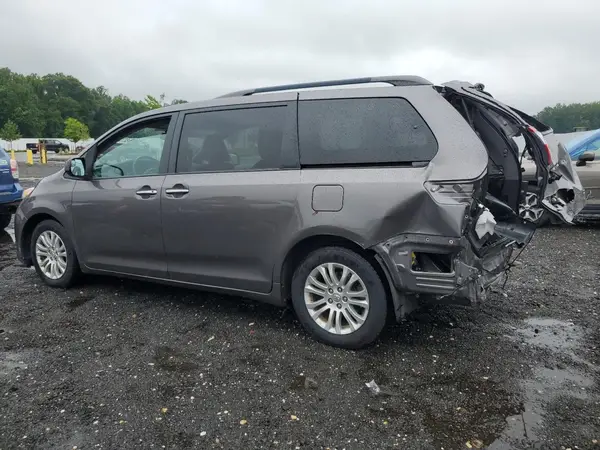 5TDYZ3DC8HS852880 2017 TOYOTA SIENNA - Image 2