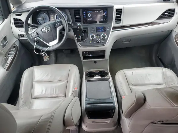5TDYZ3DC8HS852880 2017 TOYOTA SIENNA - Image 8
