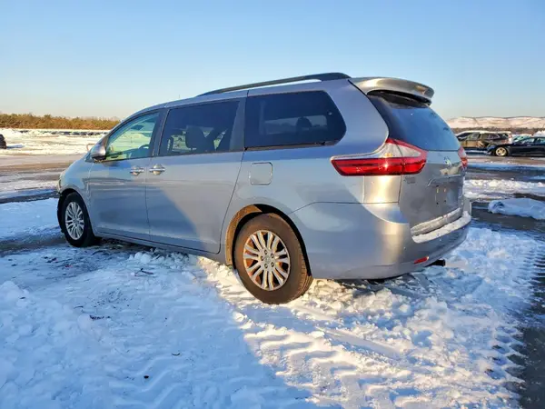 5TDYZ3DC8HS856914 2017 TOYOTA SIENNA - Image 2