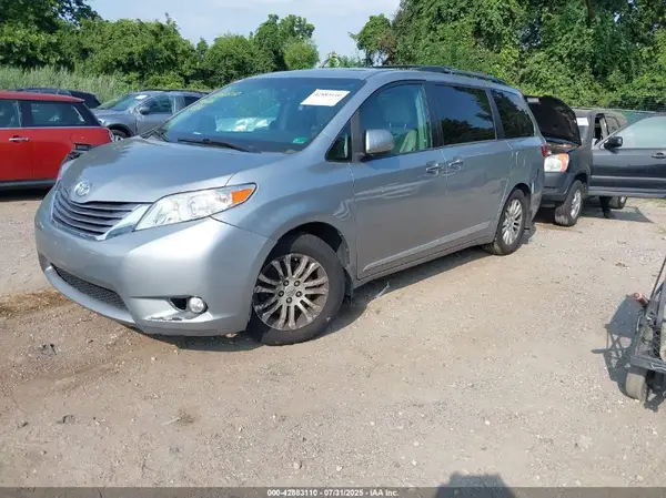 5TDYZ3DC8HS861398 2017 TOYOTA SIENNA - Image 2