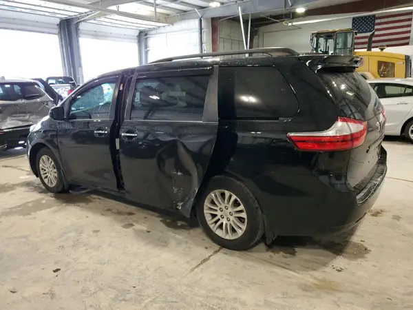 5TDYZ3DC8HS864866 2017 TOYOTA SIENNA - Image 2