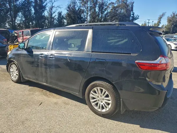 5TDYZ3DC8HS876242 2017 TOYOTA SIENNA - Image 2