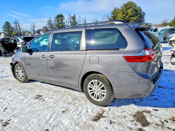 5TDYZ3DC8HS878461 2017 TOYOTA SIENNA - Image 2