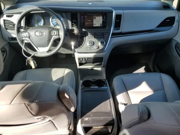 5TDYZ3DC8HS880422 2017 TOYOTA SIENNA - Image 8