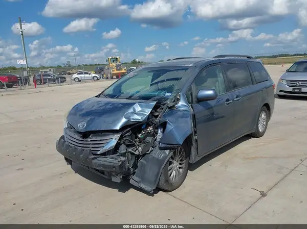 5TDYZ3DC8HS888097 2017 TOYOTA SIENNA - Image 2
