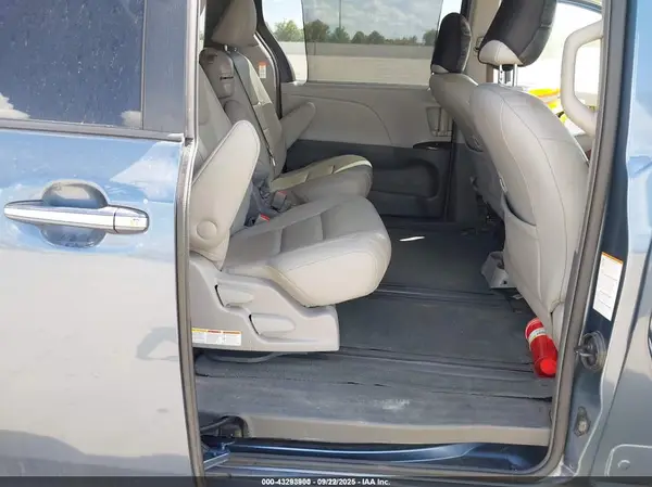 5TDYZ3DC8HS888097 2017 TOYOTA SIENNA - Image 8