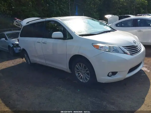 5TDYZ3DC8HS889430 2017 TOYOTA SIENNA - Image 1