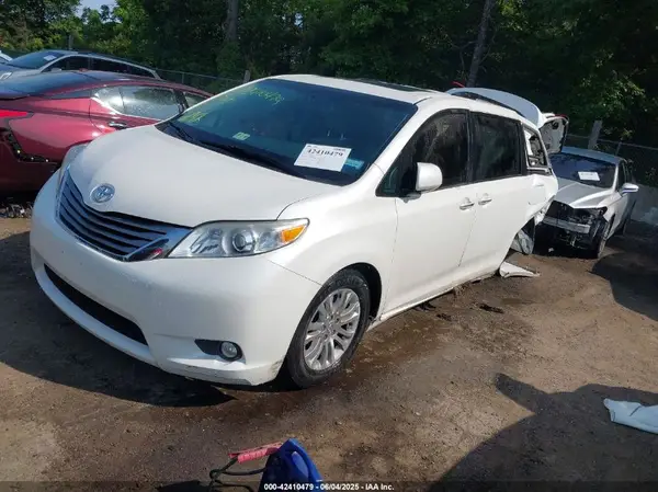 5TDYZ3DC8HS889430 2017 TOYOTA SIENNA - Image 2