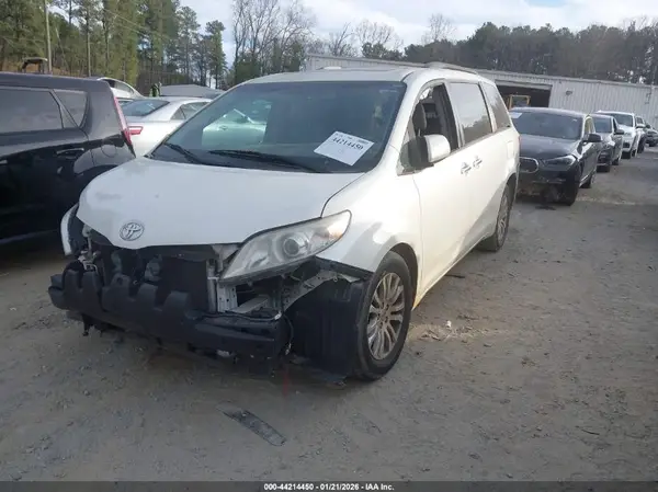 5TDYZ3DC8HS893073 2017 TOYOTA SIENNA - Image 2