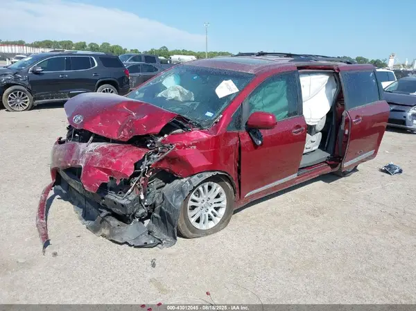 5TDYZ3DC8HS893977 2017 TOYOTA SIENNA - Image 2