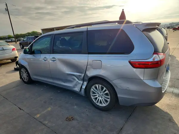 5TDYZ3DC8HS897592 2017 TOYOTA SIENNA - Image 2