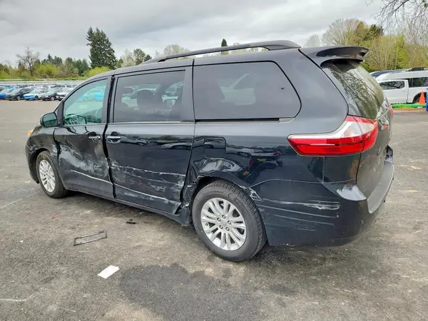 5TDYZ3DC8HS898757 2017 TOYOTA SIENNA - Image 2