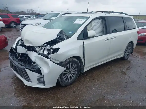 5TDYZ3DC8JS906460 2018 TOYOTA SIENNA - Image 2