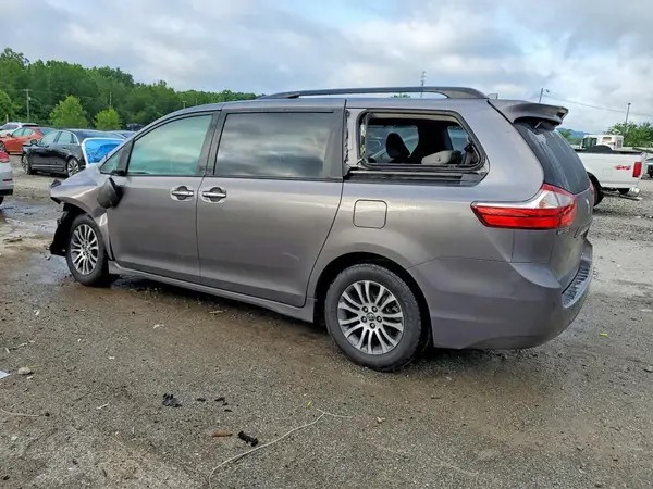 5TDYZ3DC8JS910525 2018 TOYOTA SIENNA - Image 2
