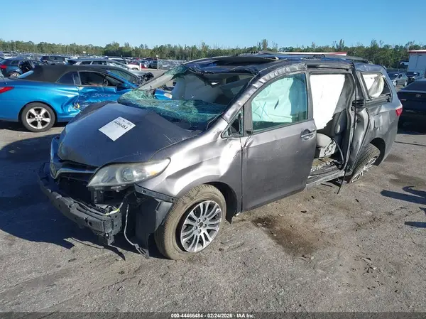 5TDYZ3DC8JS910850 2018 TOYOTA SIENNA - Image 2