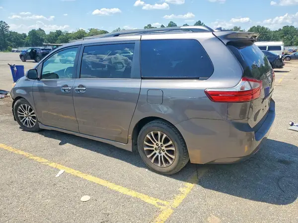5TDYZ3DC8JS917829 2018 TOYOTA SIENNA - Image 2