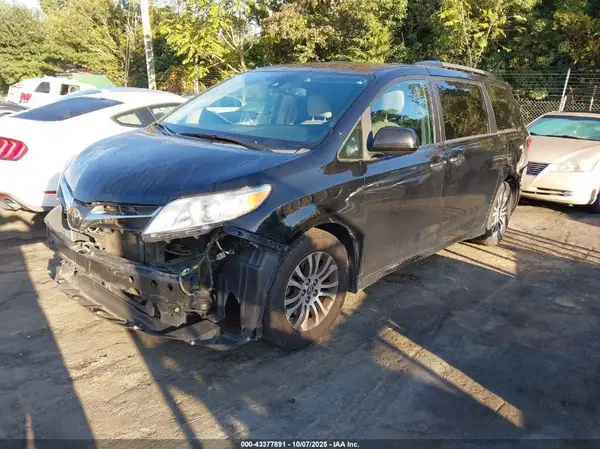 5TDYZ3DC8JS918236 2018 TOYOTA SIENNA - Image 2