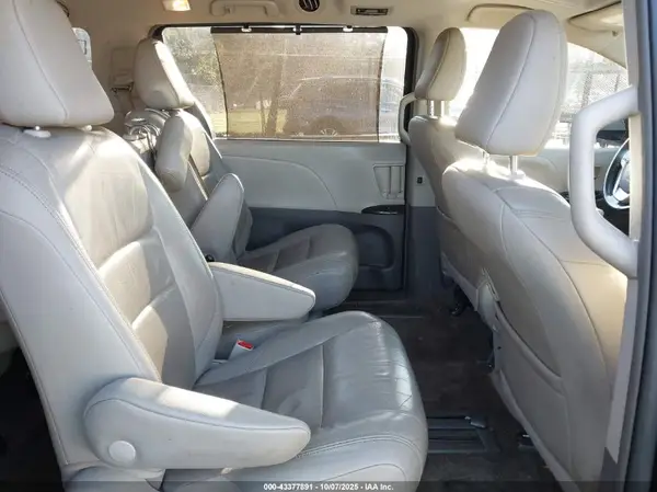 5TDYZ3DC8JS918236 2018 TOYOTA SIENNA - Image 8