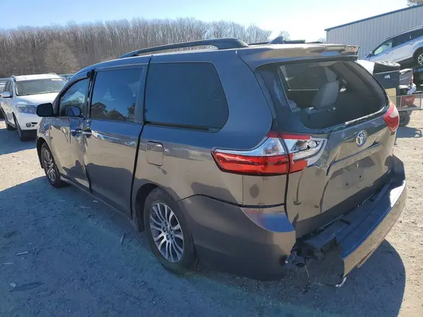 5TDYZ3DC8JS919922 2018 TOYOTA SIENNA - Image 2