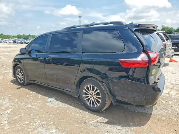 5TDYZ3DC8JS921413 2018 TOYOTA SIENNA - Image 2