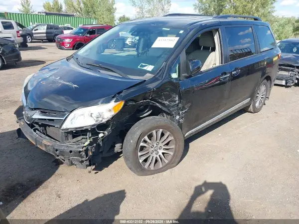 5TDYZ3DC8JS924523 2018 TOYOTA SIENNA - Image 2