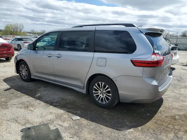 5TDYZ3DC8JS925025 2018 TOYOTA SIENNA - Image 2