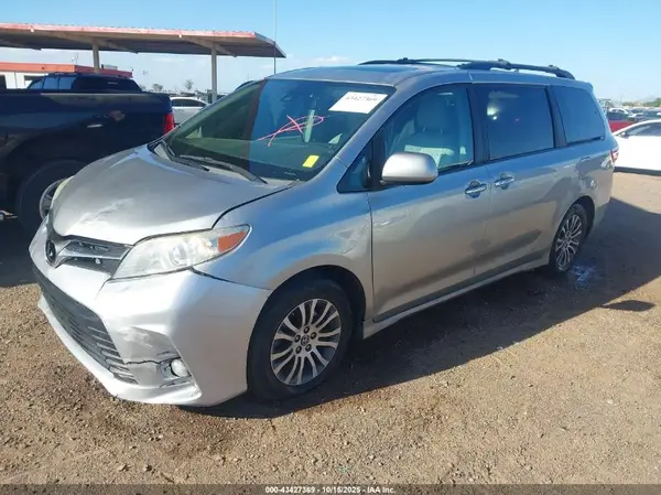 5TDYZ3DC8JS925851 2018 TOYOTA SIENNA - Image 2