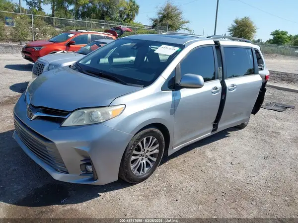 5TDYZ3DC8JS927115 2018 TOYOTA SIENNA - Image 2