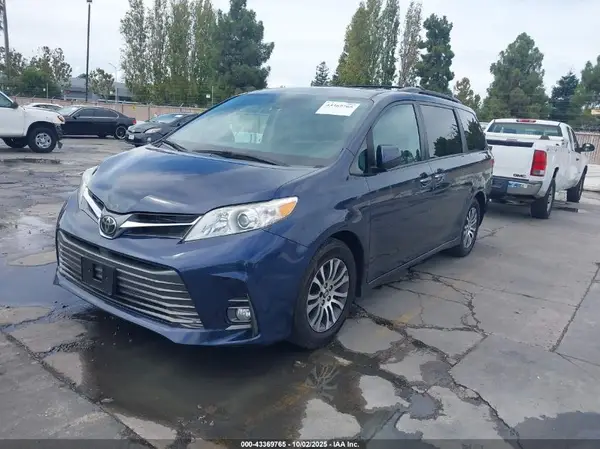 5TDYZ3DC8JS928331 2018 TOYOTA SIENNA - Image 2