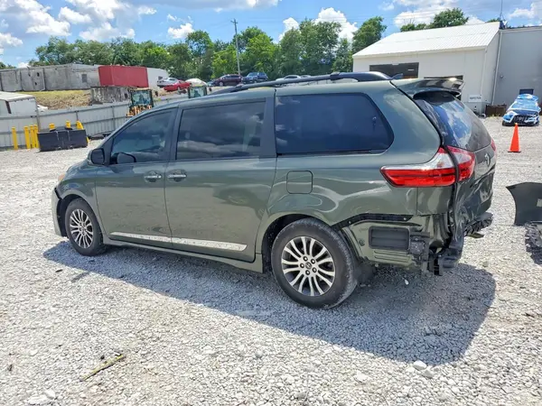5TDYZ3DC8JS928992 2018 TOYOTA SIENNA - Image 2