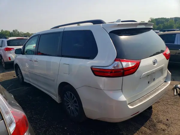5TDYZ3DC8JS929558 2018 TOYOTA SIENNA - Image 2