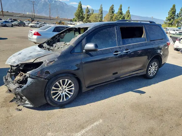 5TDYZ3DC8JS930144 2018 TOYOTA SIENNA - Image 1