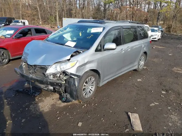 5TDYZ3DC8JS930712 2018 TOYOTA SIENNA - Image 2