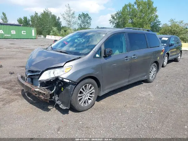 5TDYZ3DC8JS935845 2018 TOYOTA SIENNA - Image 2